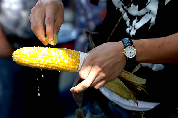 corn essen ein festival - bumbershoot festival stock-fotos und bilder