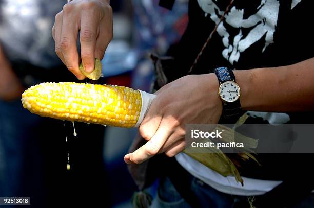 Kukurydza Jedzenie Na Festiwalu - zdjęcia stockowe i więcej obrazów Kolba kukurydzy - Kolba kukurydzy, Kukurydza - Jarzyna, Bumbershoot Music Festival