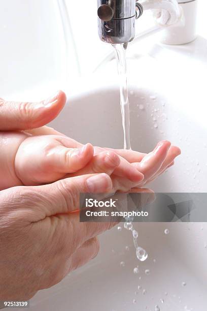 Washinghands Stockfoto und mehr Bilder von Baby - Baby, Flüssigkeitshahn, Waschen