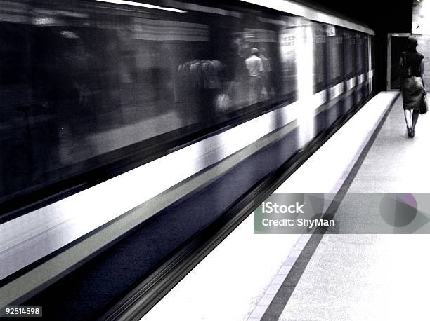 지하철 걷기에 대한 스톡 사진 및 기타 이미지 - 걷기, 기차, 단체