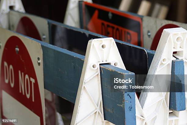 Barreiras De Tráfego - Fotografias de stock e mais imagens de Guarda de Trânsito - Transporte - Guarda de Trânsito - Transporte, Barricada - Estrada, Cavalete de Serrador