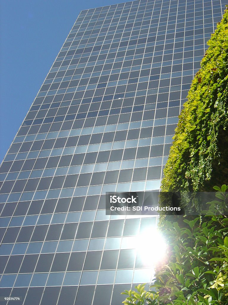 Солнце отражение от высокие центре Офисное здание - Стоковые фото Архитектура роялти-фри