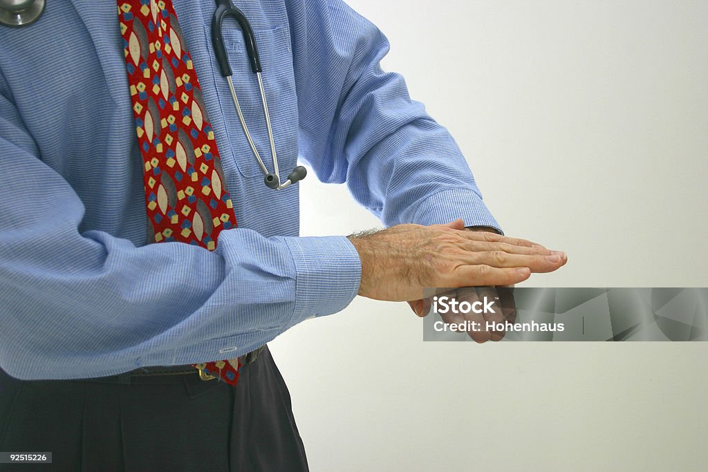 Доктор демонстрирует - Стоковые фото Больница роялти-фри