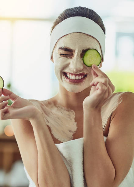 es tanto enfriamiento y purificación para mi piel - facial mask spa treatment cucumber human face fotografías e imágenes de stock