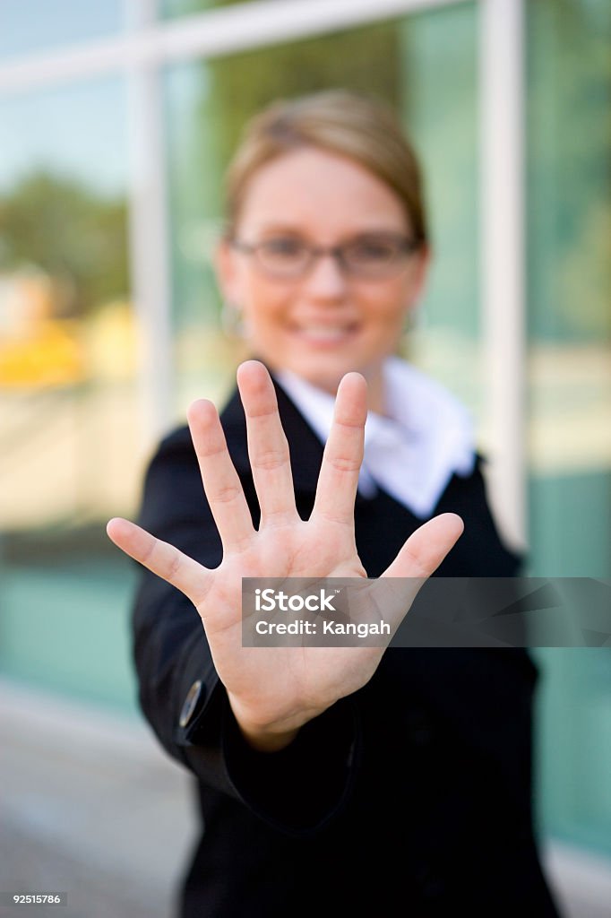 Бизнес женщина/руки - Стоковые фото Stop - английское слово роялти-фри