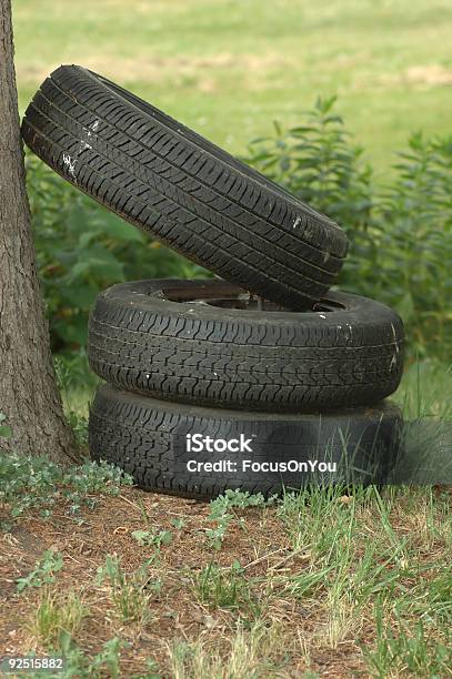 Foto de Lixopneus e mais fotos de stock de Agarrar - Agarrar, Antigo, Borracha - Material