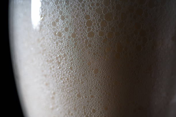 textura de espuma e bolhas de cerveja cremosa - rootbeer - fotografias e filmes do acervo