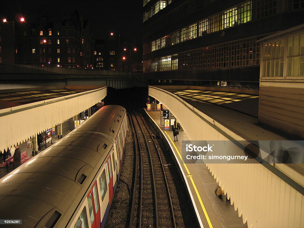 Indo metrô para a estação de metrô de Londres à noite - Foto de stock de A caminho royalty-free