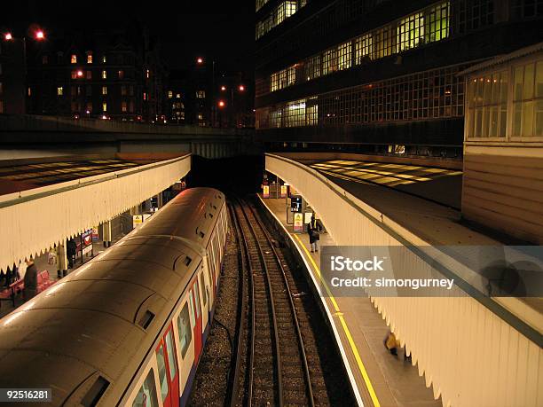 Foto de Indo Metrô Para A Estação De Metrô De Londres À Noite e mais fotos de stock de A caminho