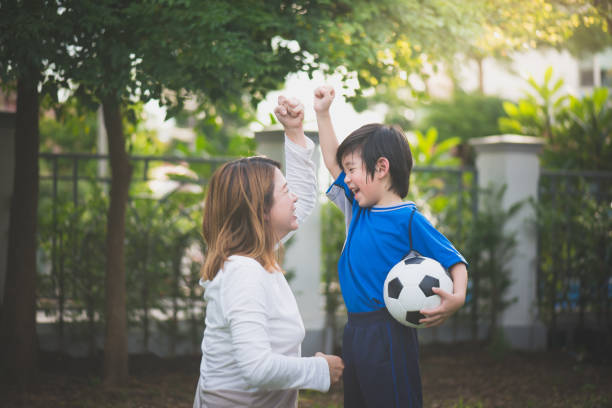 asia madre e hijo jugando fútbol - ball horizontal outdoors childhood fotografías e imágenes de stock