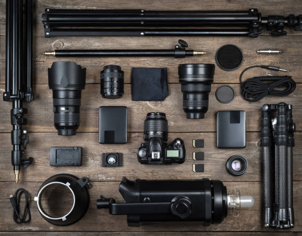 conjunto de cámara y fotografía equipo (lentes, trípode, filtro, flash, tarjeta de memoria, disco duro escritorio, reflector) en el escritorio de madera. fondo de accesorios de fotógrafo profesional. - office tool flash fotografías e imágenes de stock