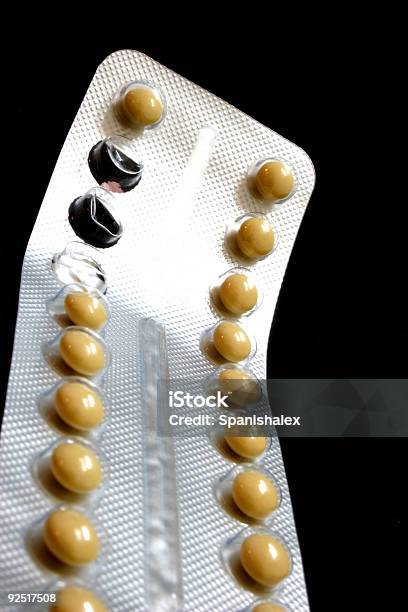 Píldora Anticonceptiva Paquete Foto de stock y más banco de imágenes de Adulto - Adulto, Amarillo - Color, Anticonceptivo