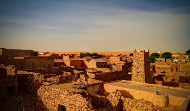 vue panoramique aérienne à la mosquée de chinguetti, un des symboles de la mauritanie - mauritania photos et images de collection