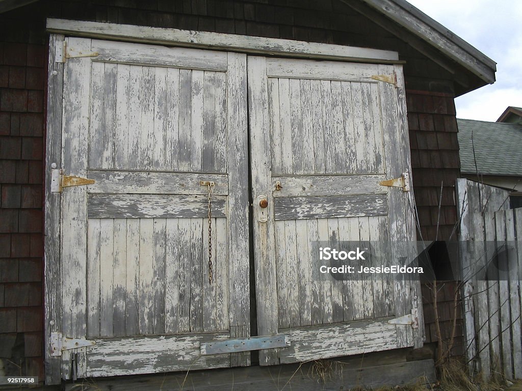 Velha porta de garagem - Foto de stock de Antigo royalty-free