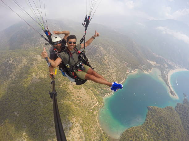 ölüdeniz fethiye yamaç paraşütü - parasailing stok fotoğraflar ve resimler