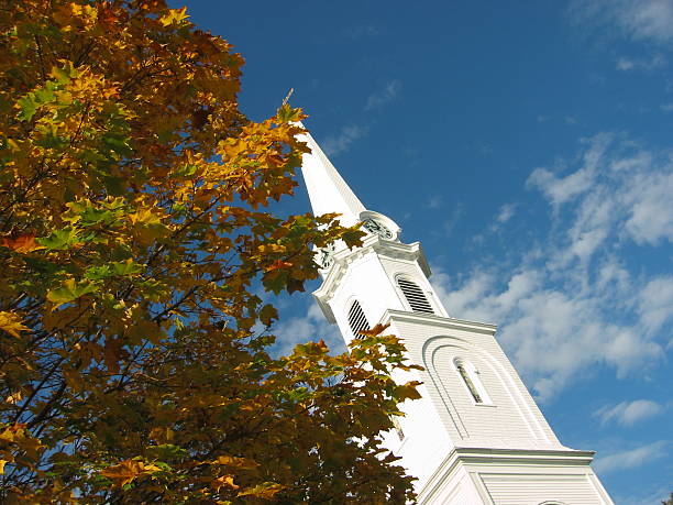 piccola città chiesa battista - town maine american culture camden maine foto e immagini stock