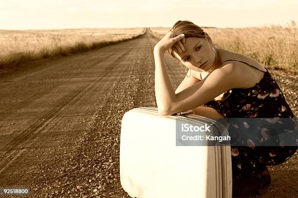 Estrada Aberta Sépia 4 - Fotografias de stock e mais imagens de Adulto - Adulto, Bota, Caminhada