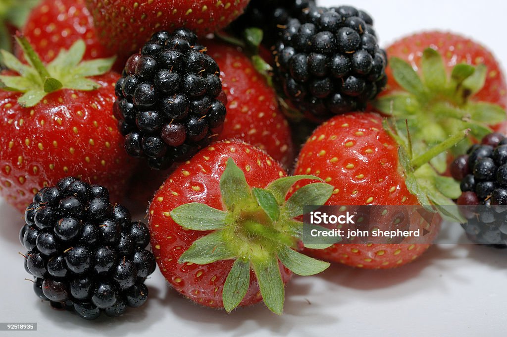 Letnie owoce truskawki i Jeżyny - Zbiór zdjęć royalty-free (Bez ludzi)