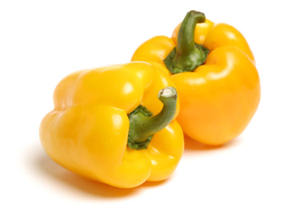 peperoni gialli su sfondo bianco - green bell pepper bell pepper pepper vegetable foto e immagini stock