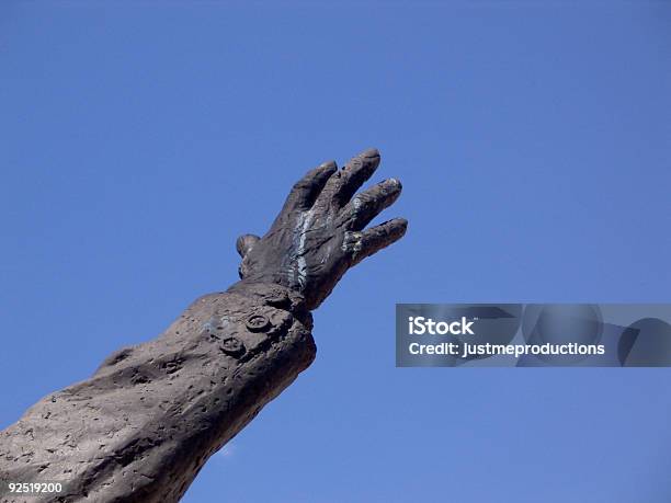 Estatua De Alcanzar Para Sky Brazo Foto de stock y más banco de imágenes de Alcanzar - Alcanzar, Ayuda, Azul