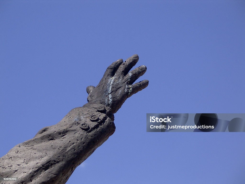 Estátua de braços para o céu, atingindo - Foto de stock de Alcançar royalty-free