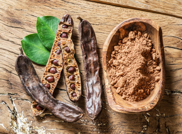 キャロブの莢とキャロブ豆。 - carob bean ストックフォトと画像