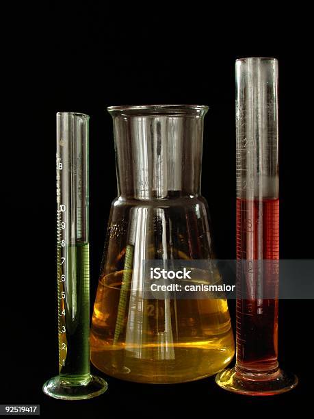 Foto de Laboratório De Vidro Isolado No Preto e mais fotos de stock de Alcalino - Alcalino, Cilindro, Colorido