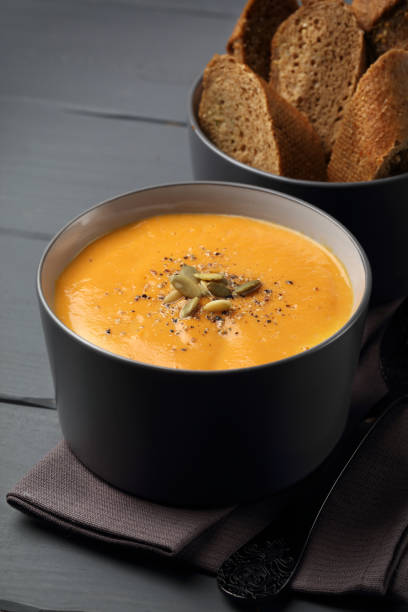 istock Spicy pumpkin and ginger soup with pumpkin seeds 925194400