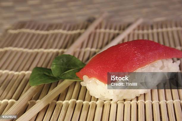 Alimentos Sushi - Fotografias de stock e mais imagens de Arroz - Alimento Básico - Arroz - Alimento Básico, Arroz - Cereal, Bandeja - Utensílio doméstico