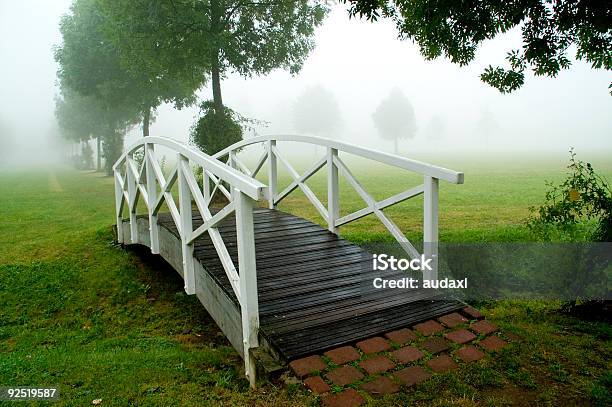 Fußgängerbrücke Stockfoto und mehr Bilder von Abwesenheit - Abwesenheit, Baum, Brücke