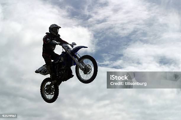 バイクジャンプ - 1人のストックフォトや画像を多数ご用意 - 1人, のりものに乗る, オートバイ