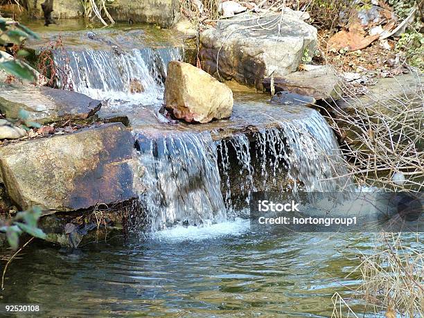 Photo libre de droit de Petite Paysage Dune Cascade banque d'images et plus d'images libres de droit de Bulle - Bulle, Caillou, Cascade