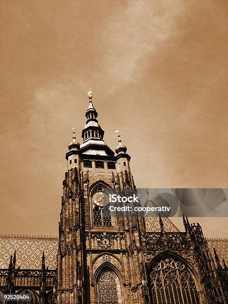 Praga Em Sépia Catedral De St Vitus - Fotografias de stock e mais imagens de Ao Ar Livre - Ao Ar Livre, Arbusto, Arquitetura