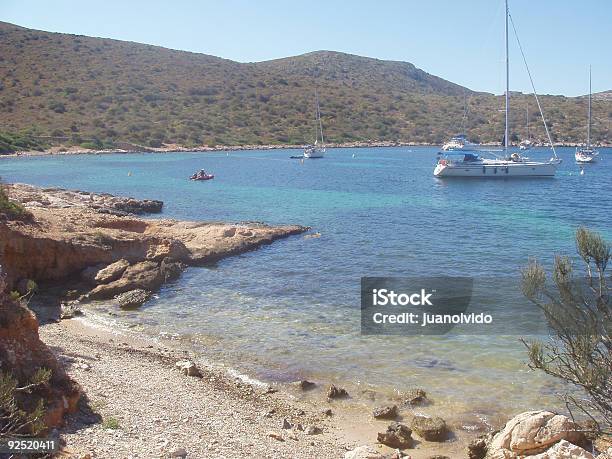 Foto de Praia Mar E Navio Em Ilha e mais fotos de stock de Arbusto - Arbusto, Areia, Azul