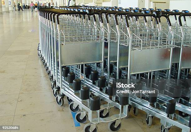 Bagagem Trolleys - Fotografias de stock e mais imagens de Aeroporto - Aeroporto, Aço, Bagagem