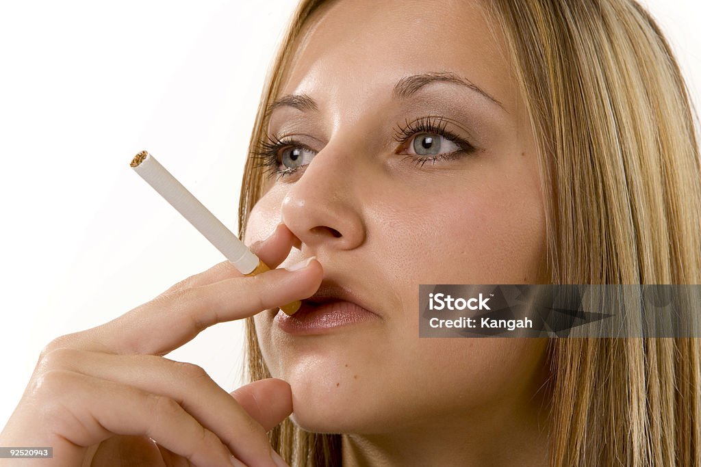 Kobieta palenia - Zbiór zdjęć royalty-free (Biały)