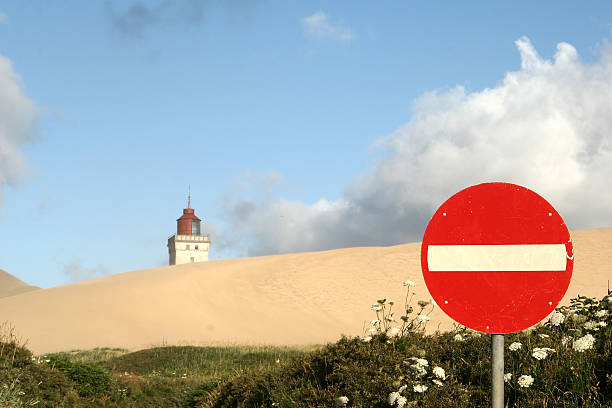 phare de danemark - bizarre landscape sand blowing photos et images de collection