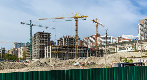 edifici in cantiere in costruzione e gru - formwork concrete curb cement foto e immagini stock