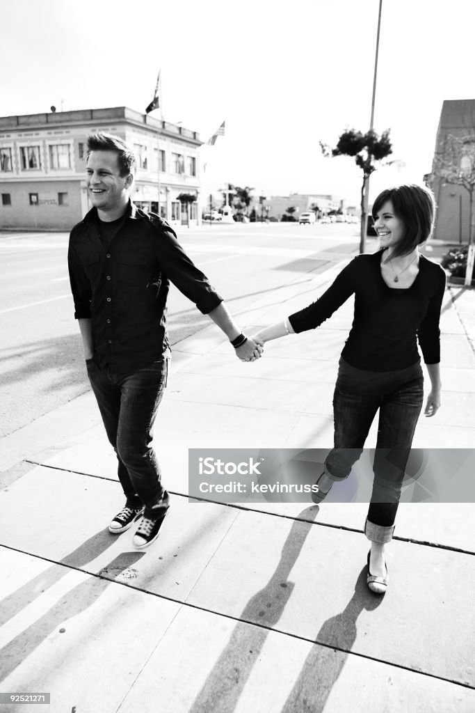 Pareja caminando en el centro de la ciudad - Foto de stock de Amistad libre de derechos