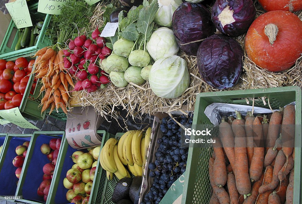 Bunte Reihe von Gemüse und Obst auf dem Straßenmarkt Regal - Lizenzfrei Apfel Stock-Foto