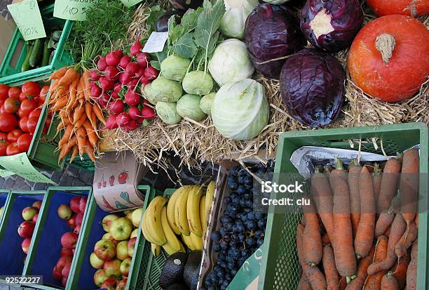 カラフルな様々な野菜と果物のストリートマーケットの保管 - アブラナ科のストックフォトや画像を多数ご用意 - アブラナ科, カラフル, カラー画像