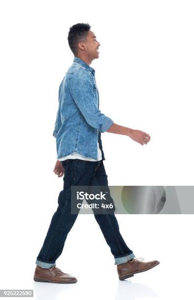 Macho Joven Caminando Foto de stock y más banco de imágenes de Andar - Andar, Vista de costado, Personas