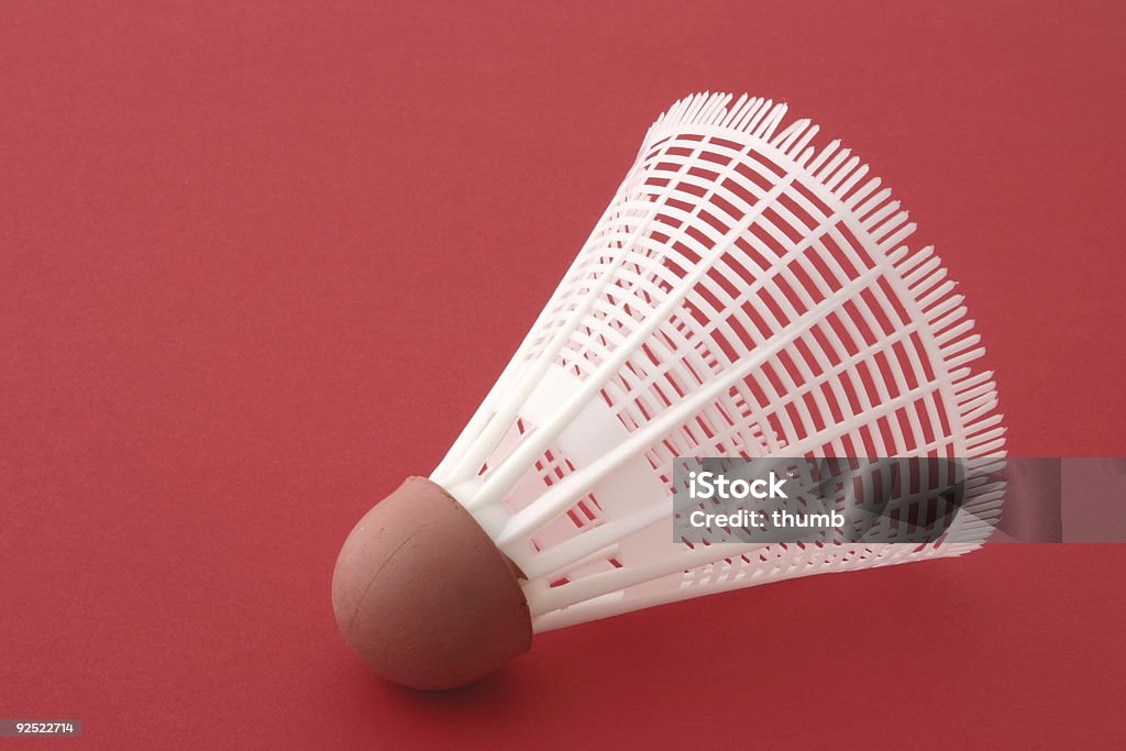 Peteca de badminton sobre vermelho - Foto de stock de Acessório royalty-free