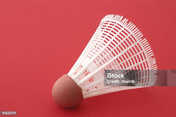 Foto de Peteca De Badminton Sobre Vermelho e mais fotos de stock de Acessório - Acessório, Badmínton - Esporte, Esporte