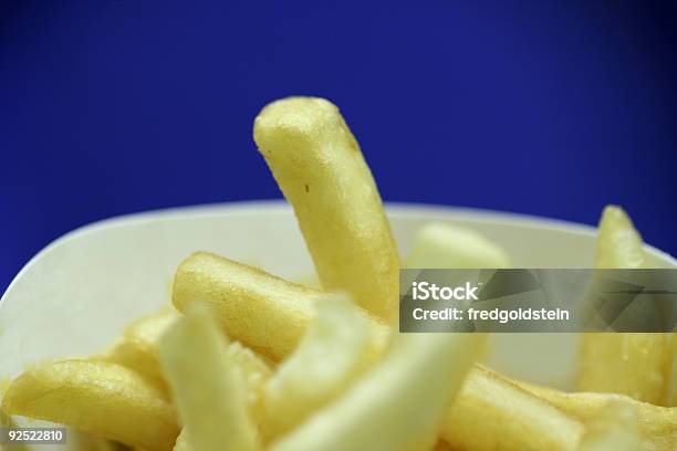 Papas Fritas Sobre Azul Foto de stock y más banco de imágenes de Alimento - Alimento, Alimentos cocinados, Cafetería de carretera