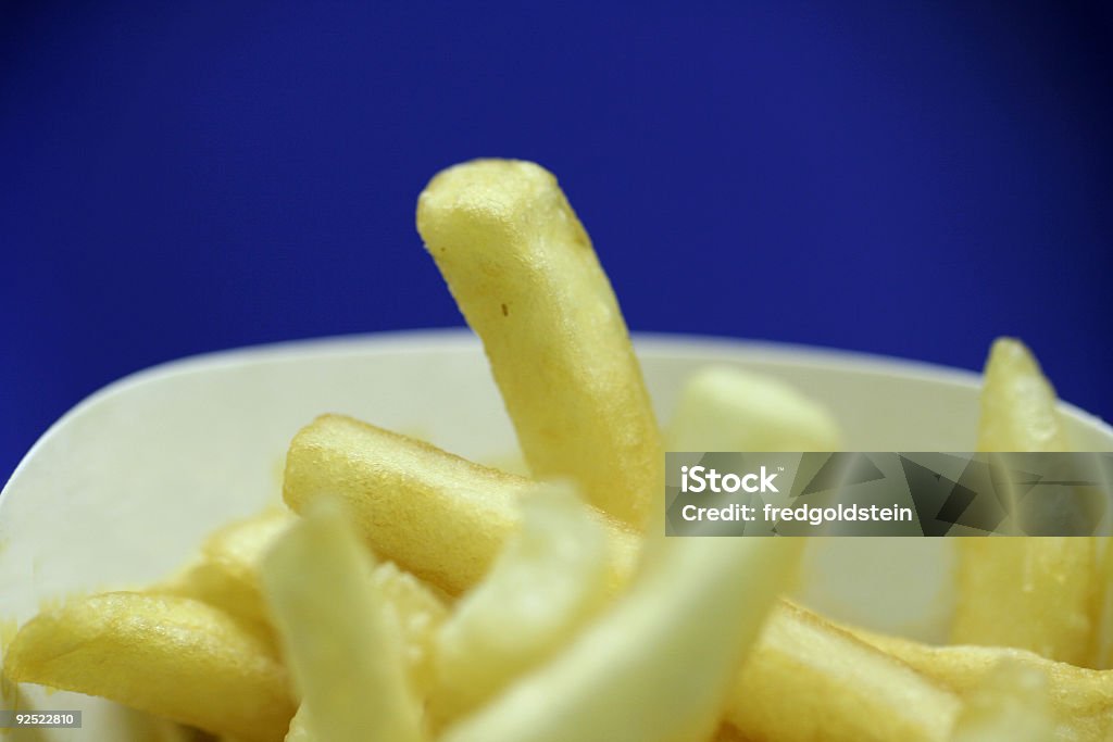 Batatas fritas sobre azul - Royalty-free Alimentação Não-saudável Foto de stock
