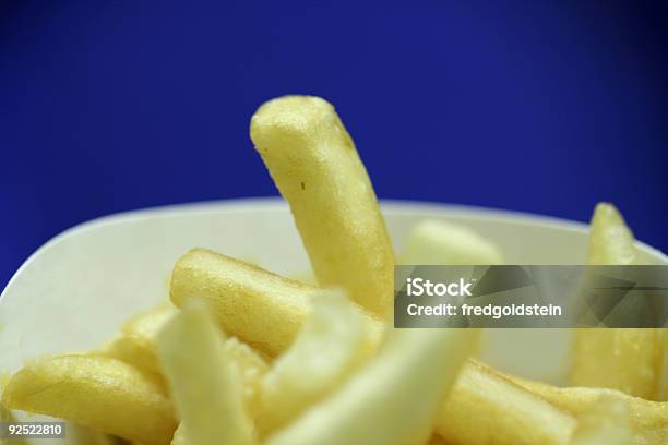 Batatas Fritas Sobre Azul - Fotografias de stock e mais imagens de Alimentação Não-saudável - Alimentação Não-saudável, Almoço, Batata Frita de Pacote