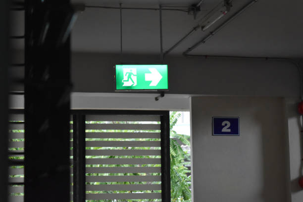 建物の内部は、明確なサインを見ています。 - emergency room accident hospital emergency sign ストックフォトと画像