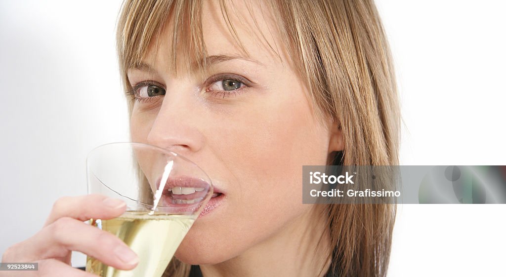 Garota linda bebendo champanhe - Foto de stock de Adolescente royalty-free
