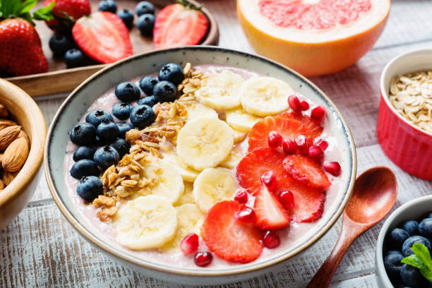 ciotola frullato acai con banana, fragola, mirtillo e muesli - almond bowl ceramic food foto e immagini stock